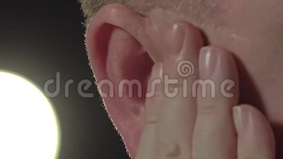 近距离用可见的脉搏按摩他的耳朵视频的预览图