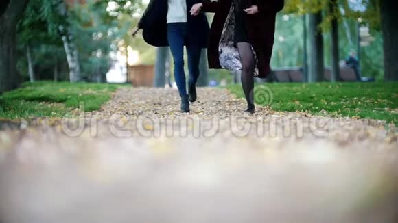 快乐的女孩在户外玩得开心女孩在公园里跑步两个女孩手牵手视频的预览图