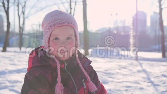 冬天小女孩在雪地里玩的肖像视频的预览图