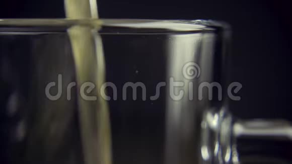 慢镜头将淡啤酒倒在杯子里放在灰色背景的特写镜头上视频的预览图