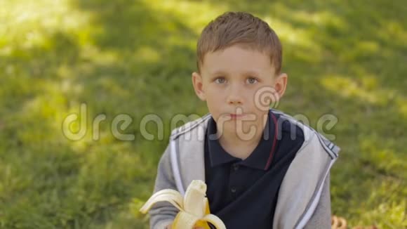 一个吃香蕉的可爱男孩视频的预览图