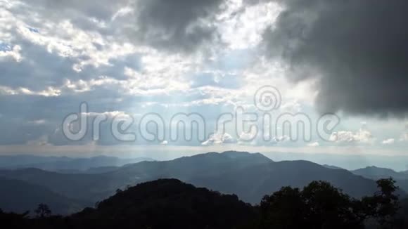 随着云团和太阳光束的移动山地上天气变化视频的预览图