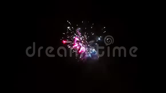 新年庆典上美丽的烟花表演最伟大的烟花背景庆典中华丽的节日烟火视频的预览图