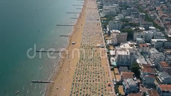 意大利巨大拥挤的沙滩视频的预览图