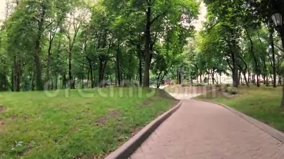 戈梅尔贝拉鲁斯绿色公园里的小径视频的预览图