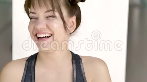 一个年轻漂亮的白种人黑发美女的特写镜头笑了视频的预览图