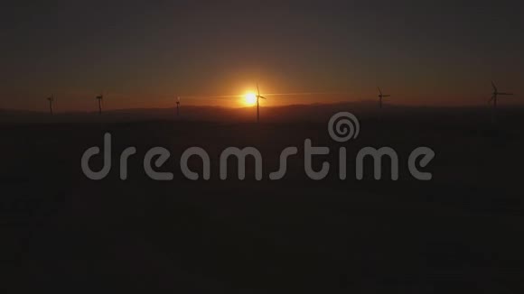 风力涡轮机在日落时的鸟瞰图视频的预览图