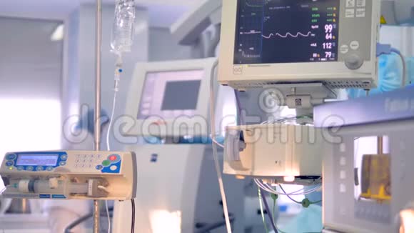 手术中的医疗器械心电监护显示患者的参数心跳血压视频的预览图