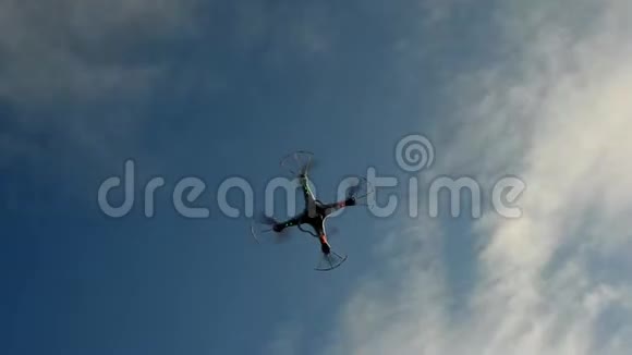 玩具无人机与相机战斗与风以上的树木视频的预览图