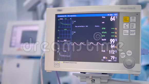 手术中的医疗器械心电监护显示患者的参数心跳血压视频的预览图