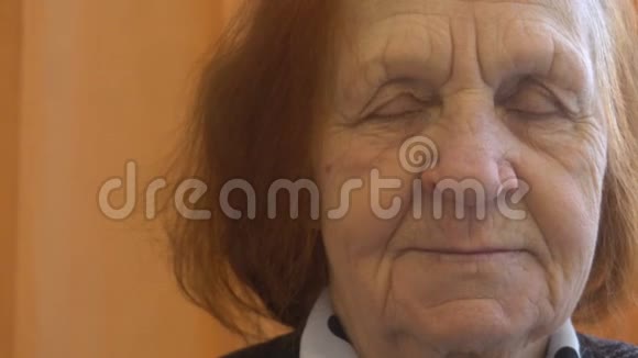 一位微笑的老年妇女看镜头的肖像视频的预览图