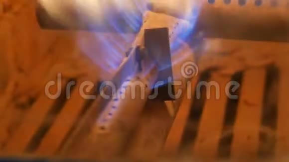 一个燃烧着火焰的旧煤气壁炉的景色近景视频的预览图