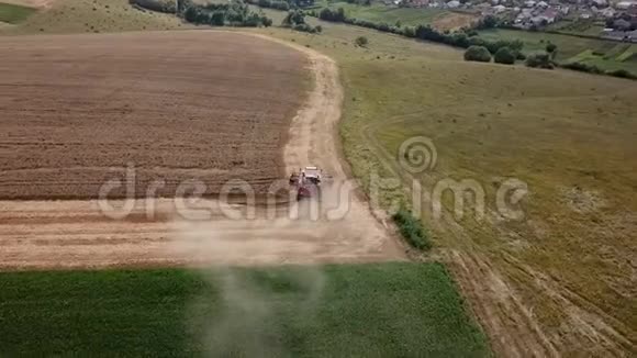 现代联合收割小麦的空中景观田间劳动的收割者视频的预览图