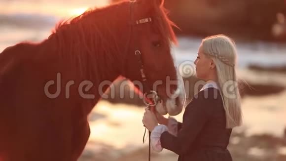 照顾马的女孩马的治疗视频的预览图