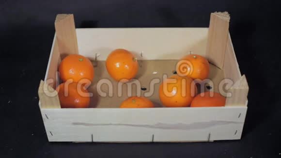 水果从木箱里搬出来视频的预览图