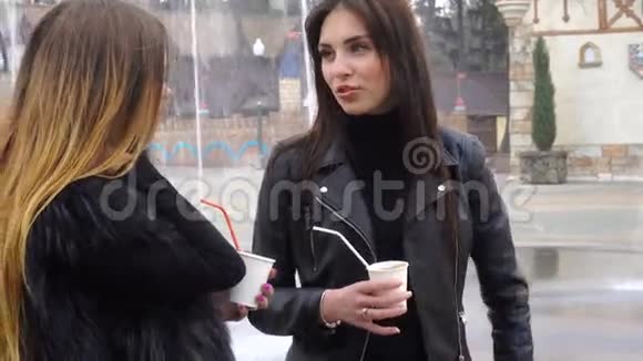 两个漂亮的女孩说话街视频的预览图
