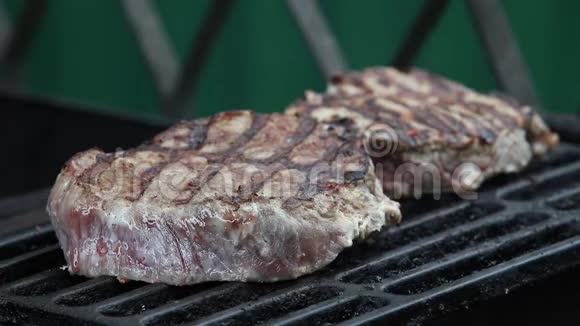 两份牛肉牛排用木炭烤视频的预览图