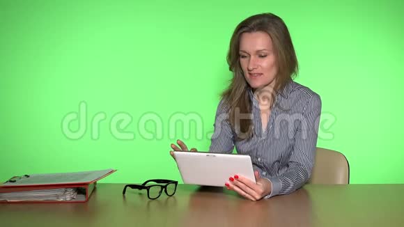 成功的商业女性与平板电脑好契约后的女孩快乐视频的预览图