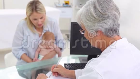 医生在婴儿面前动动手指视频的预览图