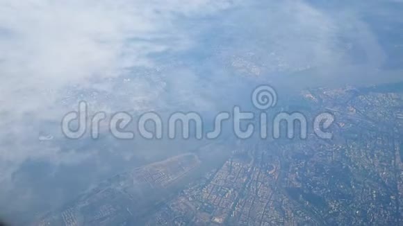 乘飞机旅行鸟透过飞机窗的视野空中飞过南京城房屋和街道视频的预览图