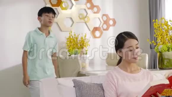 亚洲男孩在客厅得不到母亲的认可视频的预览图