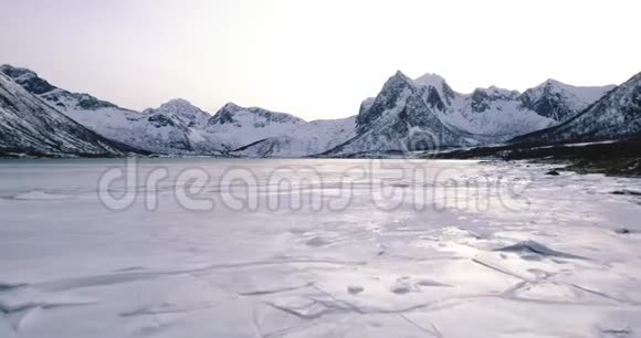 挪威美丽的冬季景观中冰冻湖泊的鸟瞰图视频的预览图