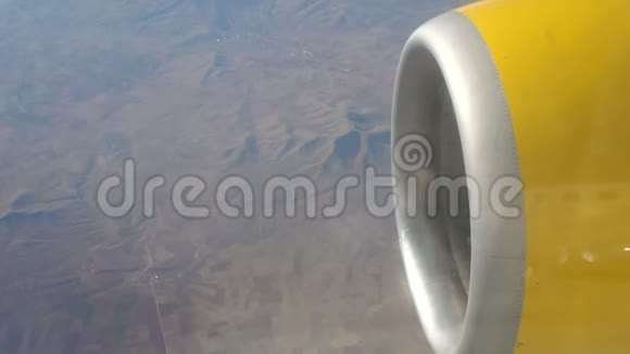 从沙漠上的一架客机的窗户可以看到视频的预览图