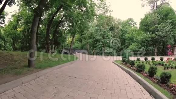戈梅尔贝拉鲁斯绿色公园里的小径视频的预览图