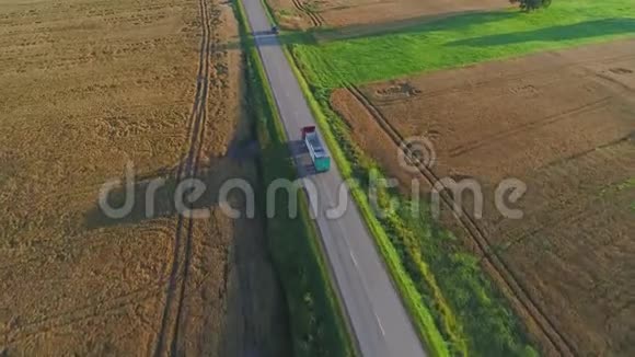 夏季田间道路上卡车的鸟瞰图视频的预览图