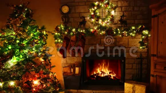 在舒适可爱的圣诞树新年装饰诺尔房里一个4k的柴火火焰燃烧的壁炉回路视频的预览图