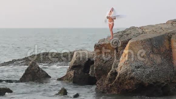 女孩站在岩石上视频的预览图