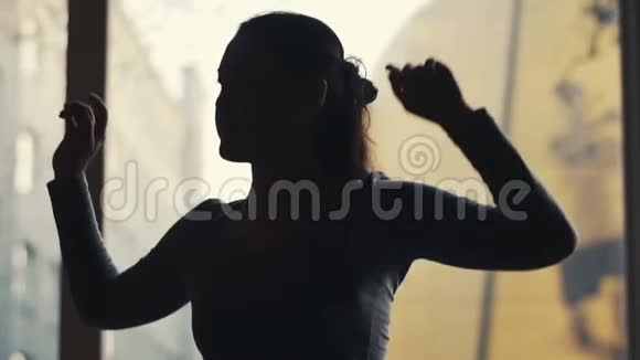 亚洲女人在窗外的景色中跳舞视频的预览图