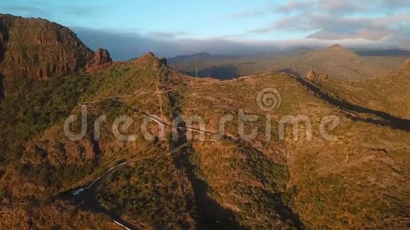 从马斯卡的岩石和蜿蜒的道路的高度看日落特内里费加那利群岛西班牙视频的预览图