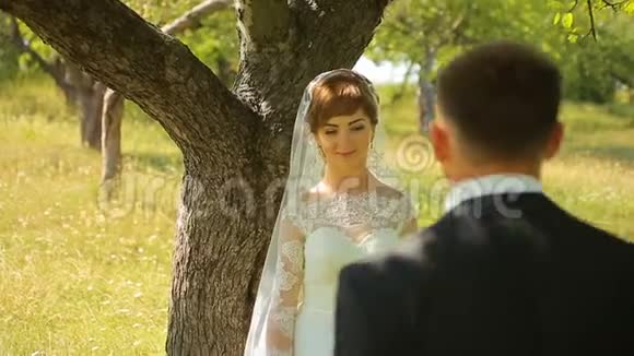 新郎给新娘一束她单膝站在大自然上的花视频的预览图