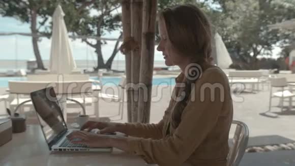 在豪华度假村用电脑工作的女人视频的预览图