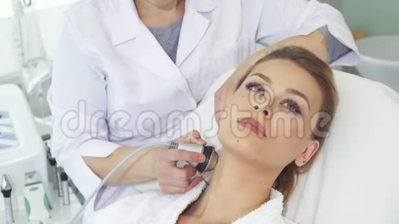 美容师用特殊设备做面部按摩视频的预览图