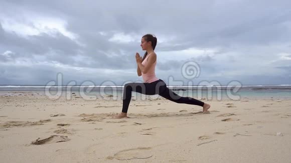 在海边做瑜伽的女人视频的预览图