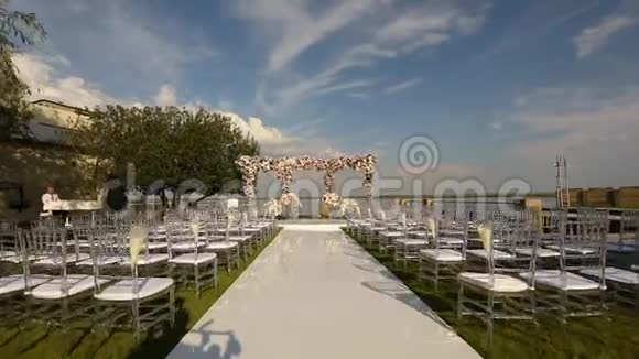 白色漂亮的婚礼装饰婚礼的美丽场所视频的预览图