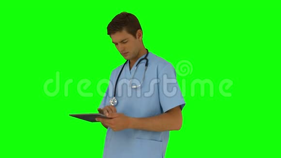 医生用他的平板电脑站立视频的预览图
