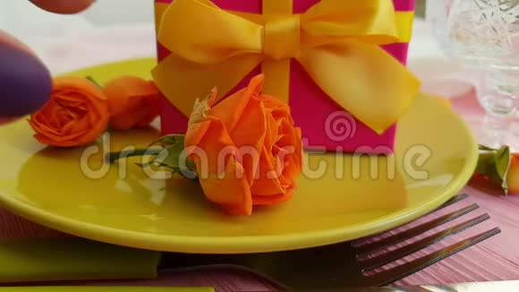 玫瑰花约会日礼品盒概念烛火生日盘子礼物慢视频的预览图