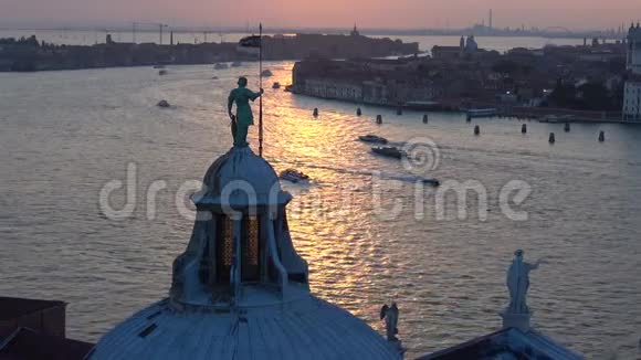 在黄昏的背景下圣乔治马吉奥尔大教堂穹顶上的雕塑意大利威尼斯视频的预览图