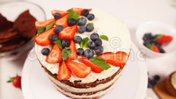 美丽的现代蛋糕白色填充装饰浆果和草莓视频的预览图