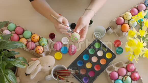 女性手画复活节彩蛋视频的预览图