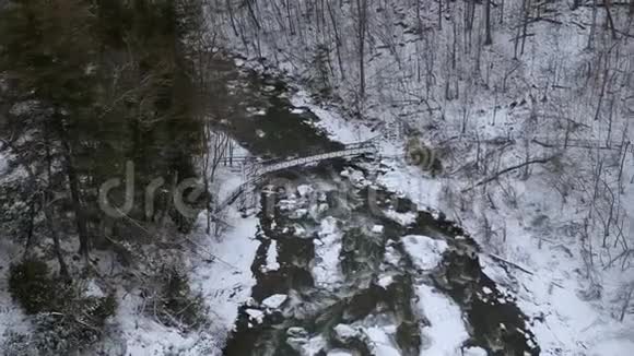 奇特南戈瀑布冬季桥空中无人机拍摄视频的预览图