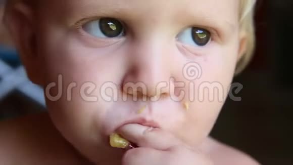 小孩吃带皮的香蕉视频的预览图