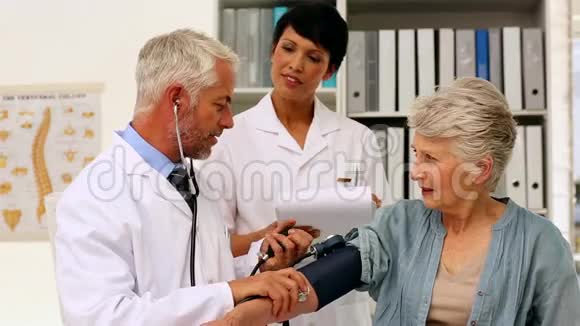 医生带着护士给病人测量血压视频的预览图