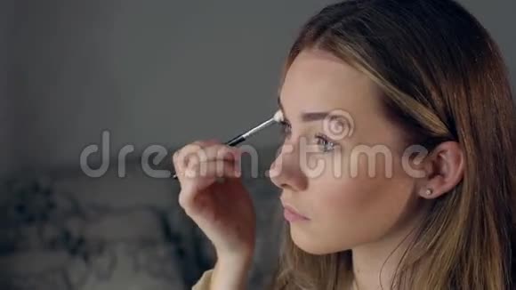 化妆师用画笔涂抹眼影特写视频的预览图
