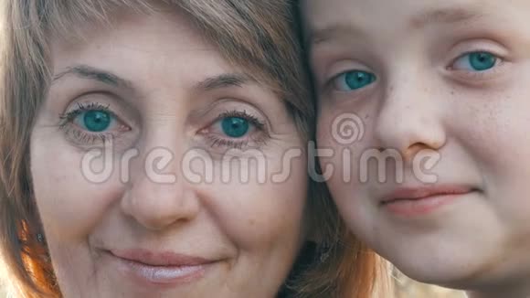 成年中年母亲和她十几岁的儿子的肖像视频的预览图