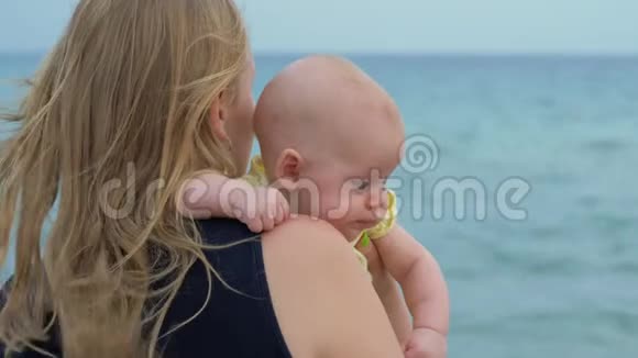 妈妈带着孩子在海边视频的预览图