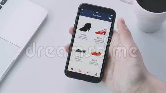 使用智能手机应用程序在线购物选择鞋子视频的预览图